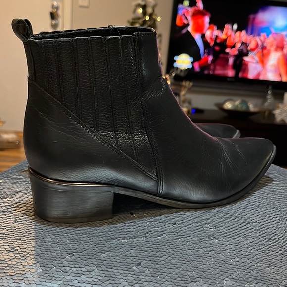 MARC FISHER - POINTY TOE LEATHER BOOTIES SIZE 8 - Picture 1 of 10